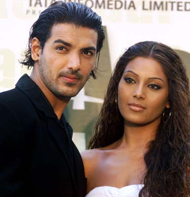 http://2.bp.blogspot.com/_vbsGuZi7Kyc/SKZ9u9Se8mI/AAAAAAAAEIM/ybTSEtbaorQ/s400/bipasha-basu-and-john-abraham-split.jpg