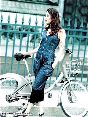 http://2.bp.blogspot.com/_vbsGuZi7Kyc/SR-7XNnsEqI/AAAAAAAAFZc/jUaVVjQMKyY/s400/kareena_kapoor_54.jpg