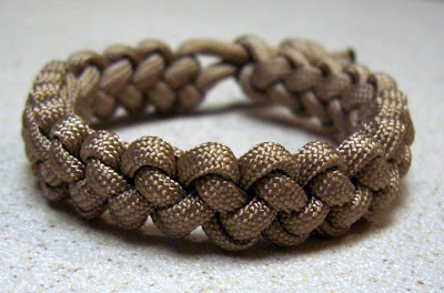 Paracord bracelet with easy knot without buckle 