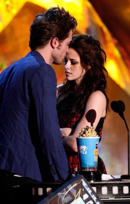 [robert-pattinson-kristen-stewart-kiss-at-2009-mtv-movie-awards.jpg]