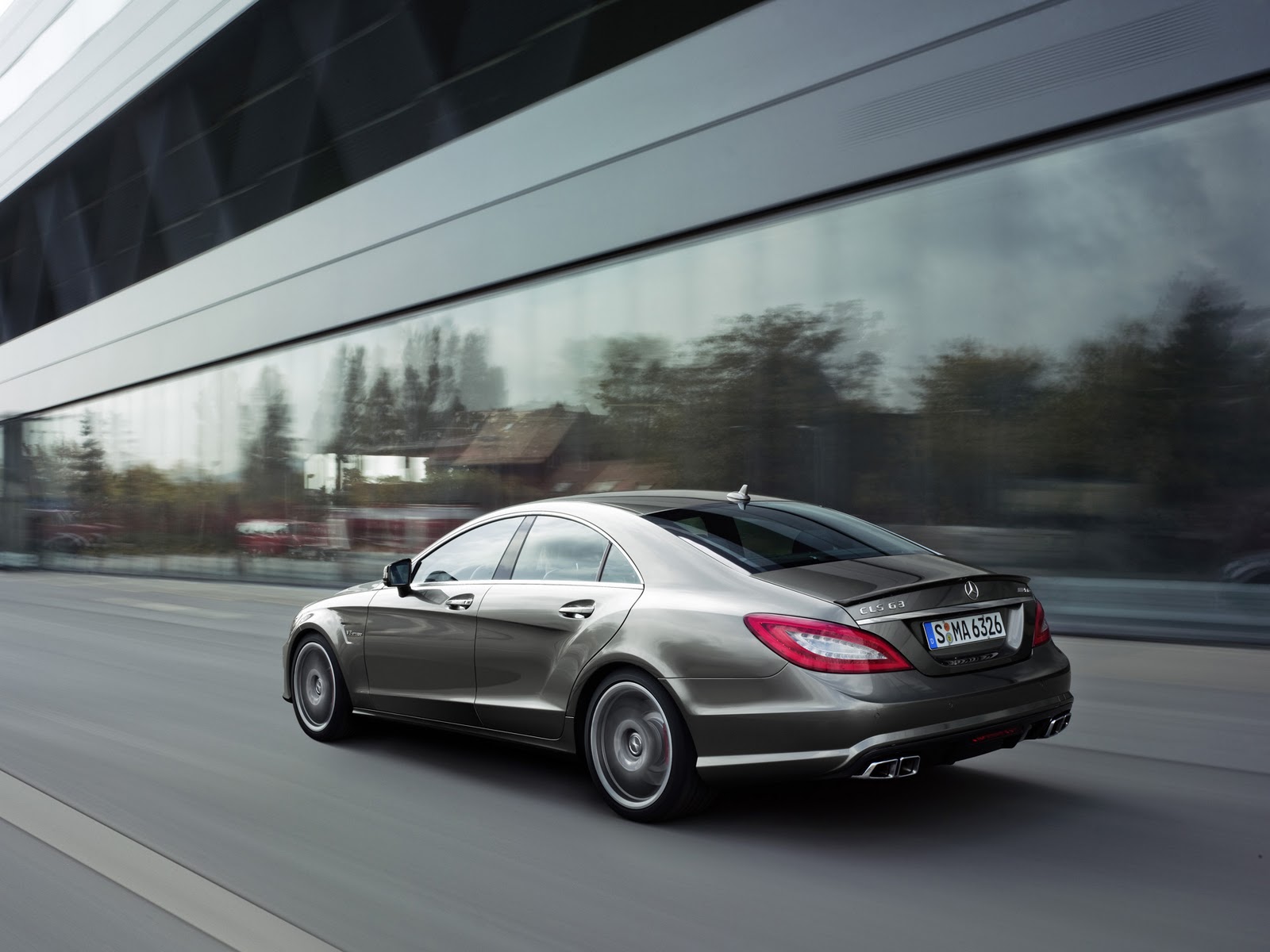 http://2.bp.blogspot.com/_viCh1SFyGrA/TO1u2f9xh-I/AAAAAAAAAJc/Hu3notLaHz4/s1600/2011-Mercedes-Benz-CLS-63-AMG-Rear-And-Side-Speed-1920x1440.jpg
