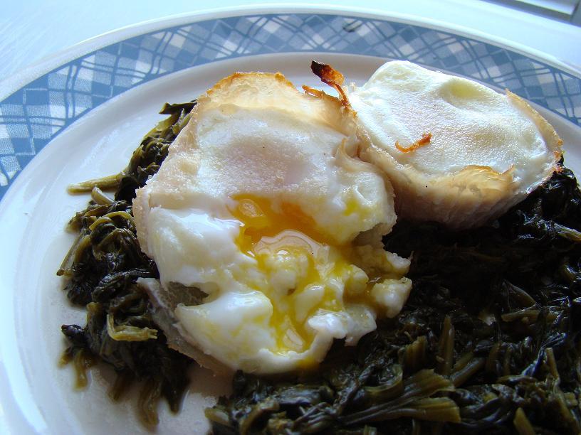 Tami's Kitchen Table Talk Turkey & Egg Cups on Spinach Low Carb, Too!
