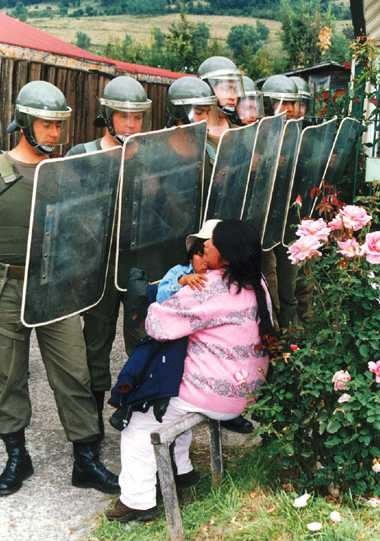 [Pakos+contra+mujer+mapuche.JPG]