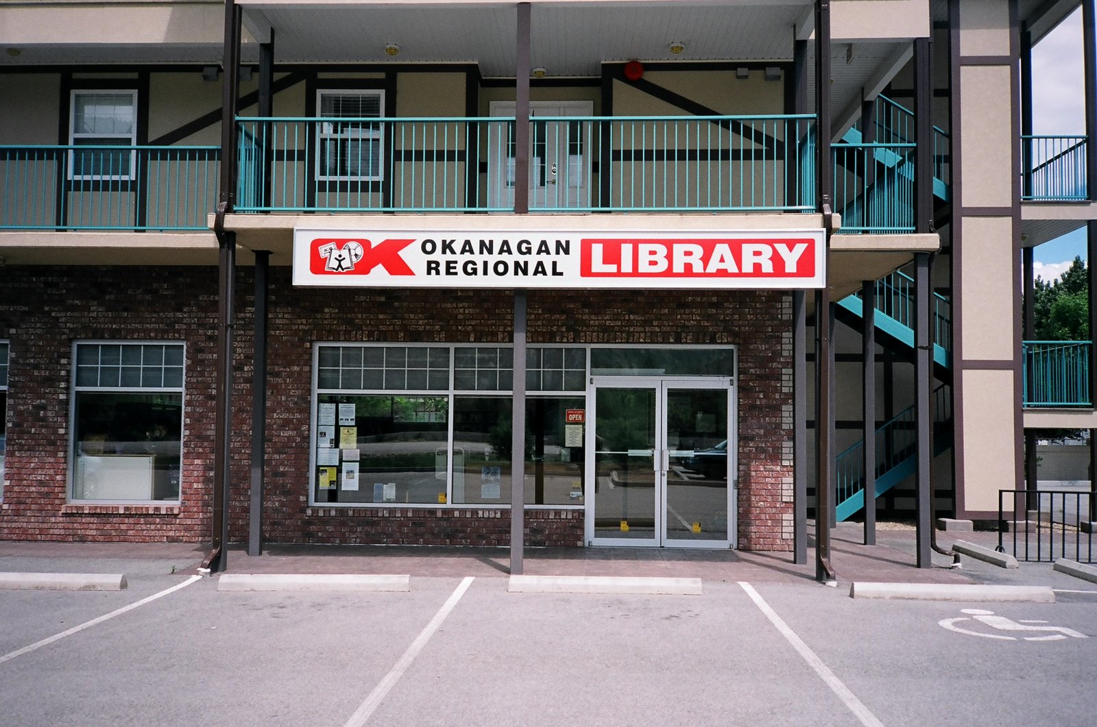 [library+outside.jpg]