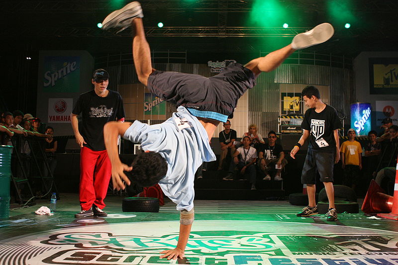 [800px-Thai_Breakdancers.jpg]