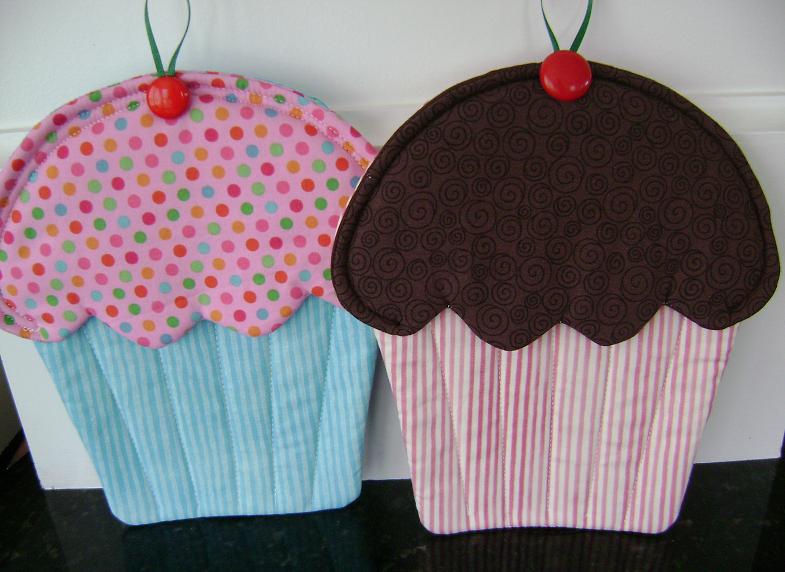 The theme of her table will be cupcakes inspired by this cupcake pot 