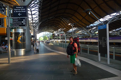 Aquí estoy en la estación de trenes de Melbourne, listo para ir a Portland
