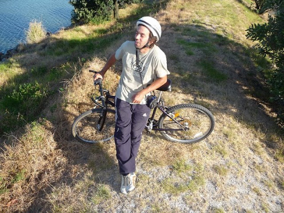 Aquí estoy yo con la bicicleta que alquilamos en Tauranga City
