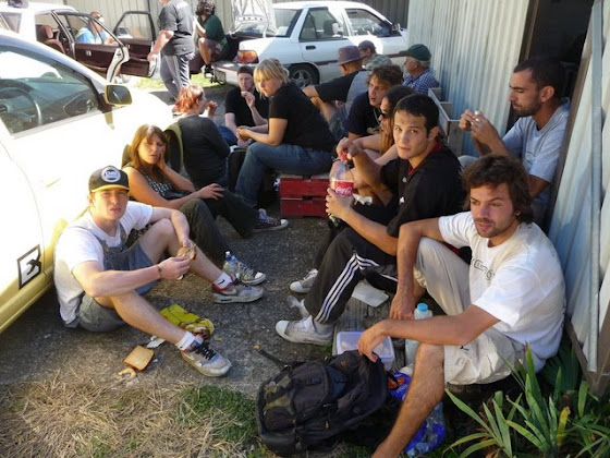 Aquí estamos comiendo en el campo luego de juntar los kiwis