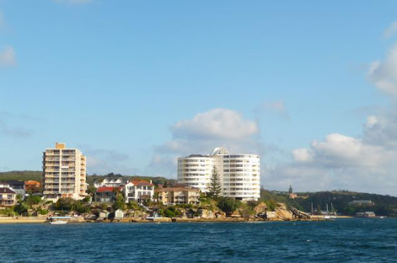 Aquí una vista de los edificios al lado del mar en Sydney