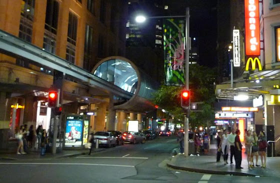 Aquí está también de noche el famoso Monorail