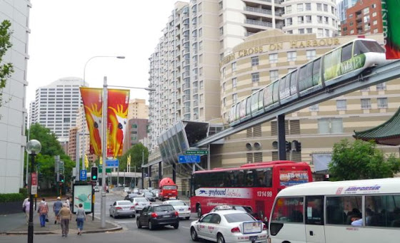 Aquí va andando el Monorail, en Sydney, Australia
