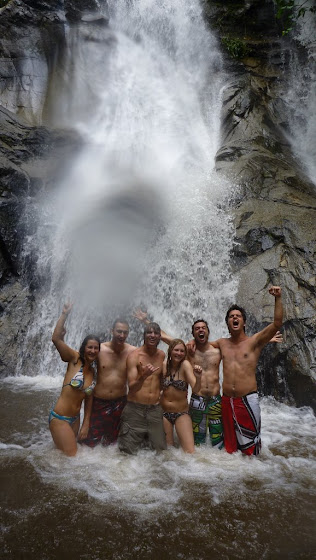 Aquí estamos todos los que ibamos en el Day Trip Safari muy contentos bañandoonos en el agua fría