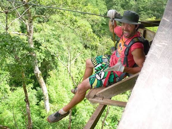 Aquí estoy listo para tirarme en la tirolesa