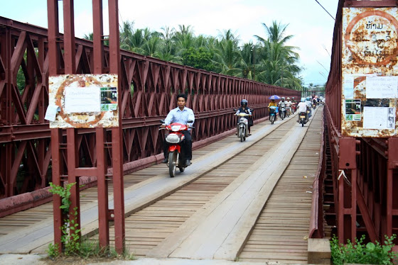 Aquí va la gente en la carretera de motos y bicicletas