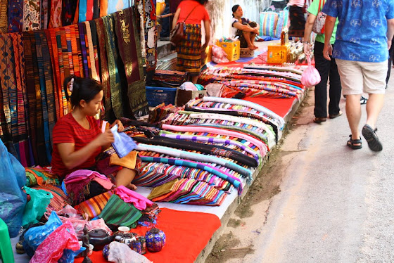 Puestos de artesanías en Luang prabang