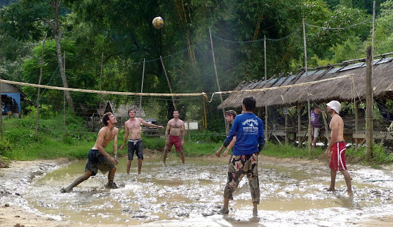 Aquí jugando en el barro volleyball