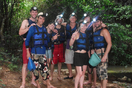 Aquí toda la banda divirtiéndonos para entrar a las cuevas