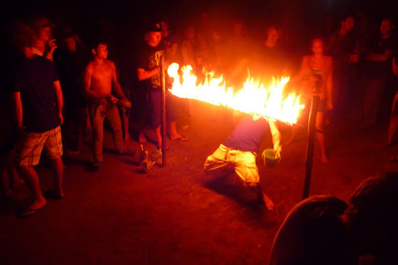 Es un poco difícil pasar bajo la barra de fuego