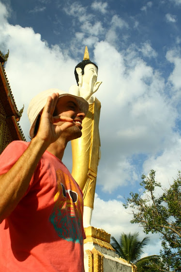 Aquí estoy yo en el templo Pha That Luang
