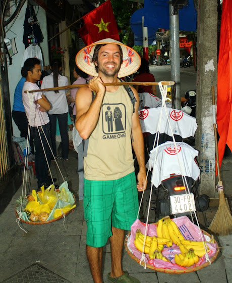 Aquí estoy yo vestido de vendedor en Vietnam