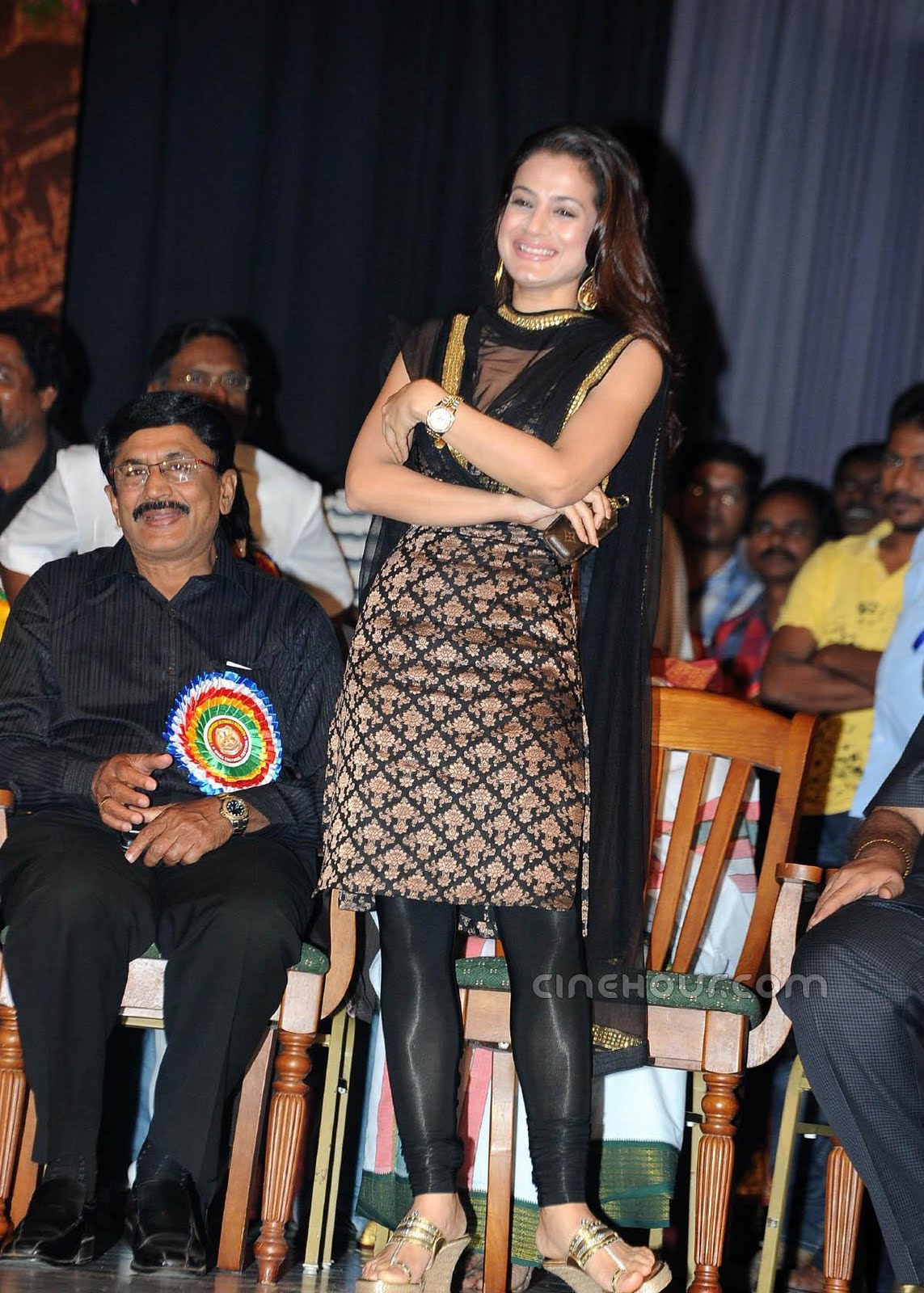 http://2.bp.blogspot.com/_w6co7oQVbqU/TQMy3e6363I/AAAAAAAAFcw/g3FLeR1igpM/s1600/77474489Amisha-Patel-At-TSR-Lalitha-kala-Smitha-Launch-7.jpg