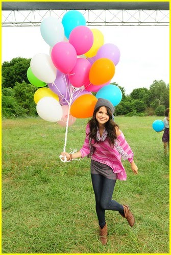 http://2.bp.blogspot.com/_wGn83D6Rmj8/TDomJtYPRVI/AAAAAAAACNs/tC-mqe-rasM/s1600/selena-gomez-dream-commercial-01.jpg