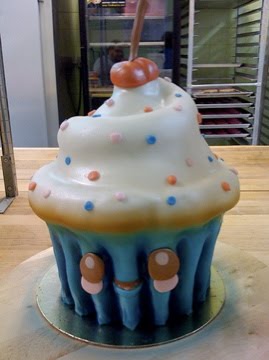 [Andrew+H+.+lw+.+cupcake+cake.jpg]