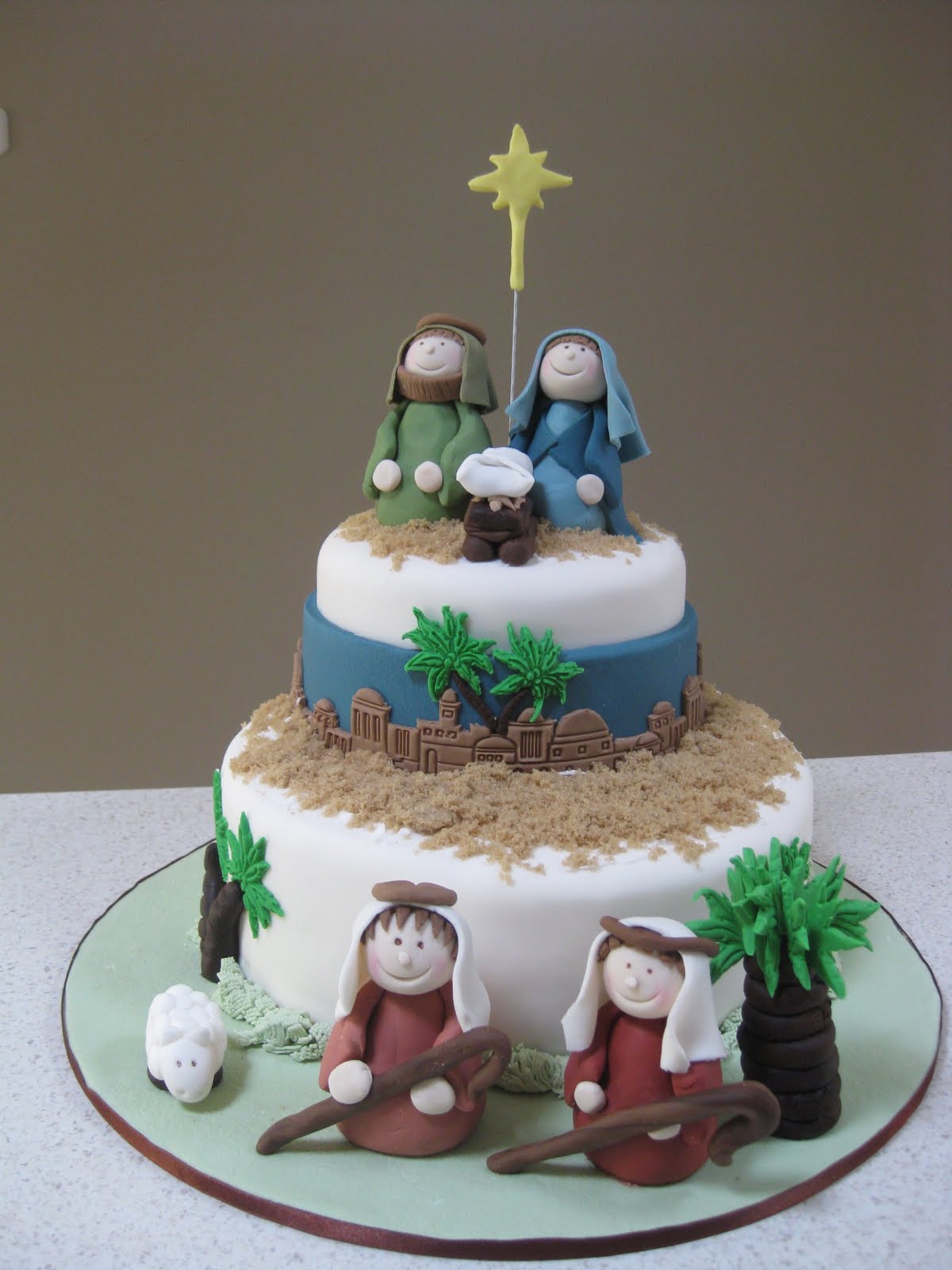 Christmas Cakes on Pinterest Snowman Cake, Winter Cakes ...