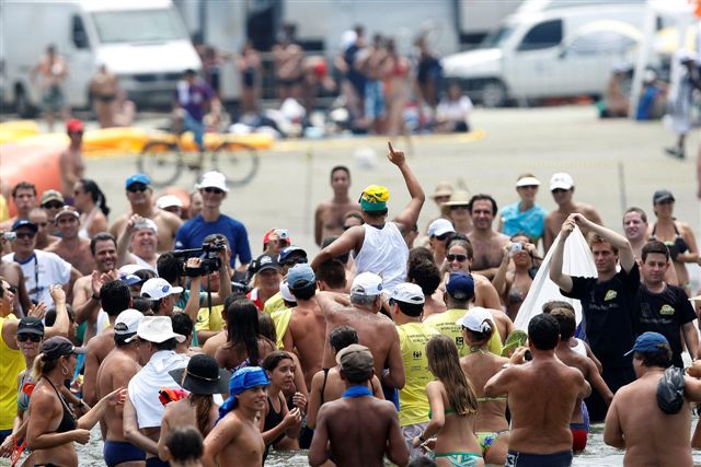 [Ana+after+winning+being+carried+by+her+fans.jpg]