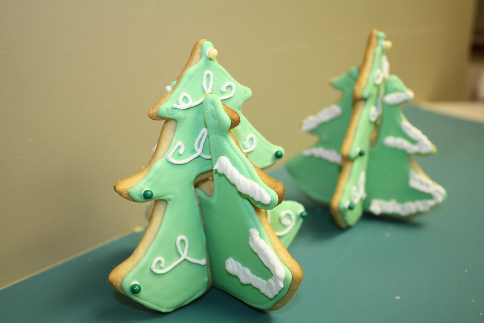 Gingerbread cute wilton welcome wlproj Two Sweet Bakery: 3D sugar cookies with royal icing: reinderr/sleigh