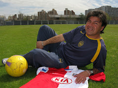 Jorge Rodriguez junto a la Camiseta del Kung Aguero su discípulo