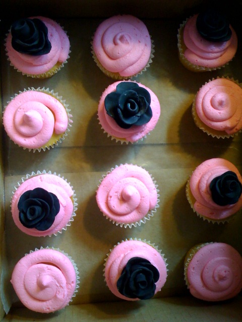 [Black+Rose+Cupcakes.jpg]