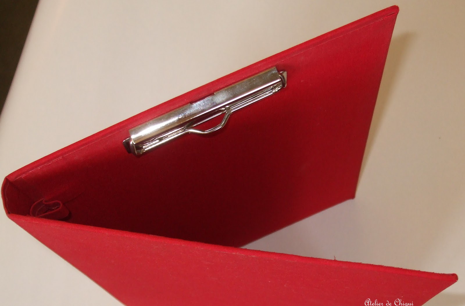 Atelier de Chiqui: Carpeta en tela roja con pinza y bolso lateral para