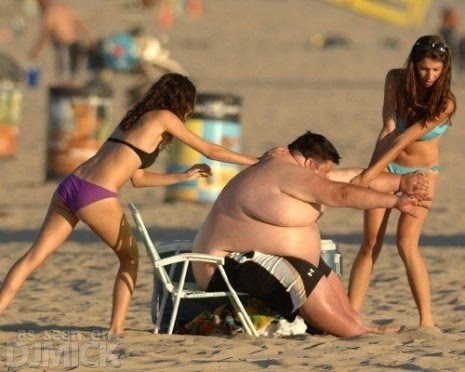 Fat_Guy_Having_Trouble_At_The_Beach_1.jpg