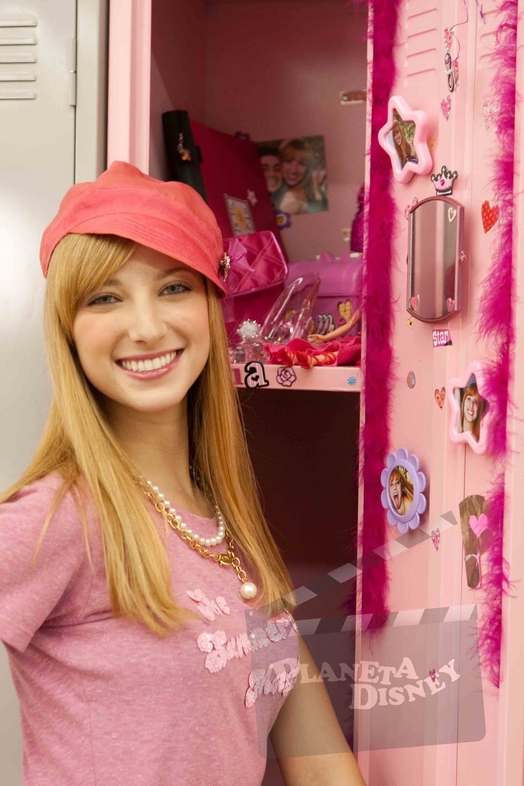 [Paula+e+seu+armário.jpg]