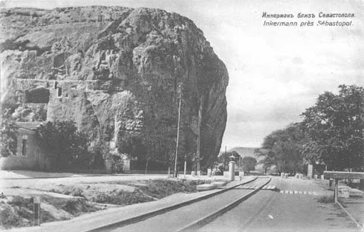 Инкерман. Железная дорога возле скалы
