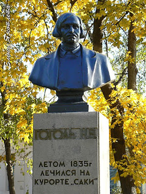 Памятник Гоголю в Саках