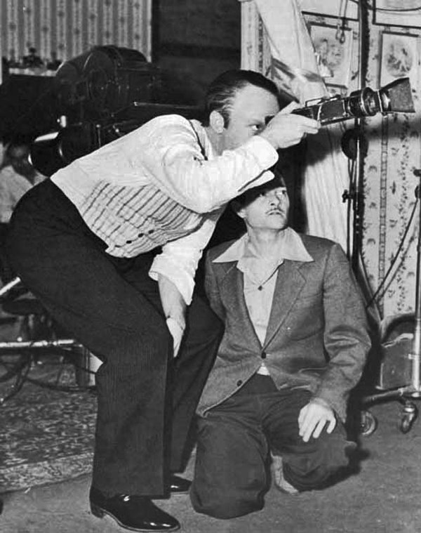 Greg Toland and Orlson Welles with Director's Viewfinder