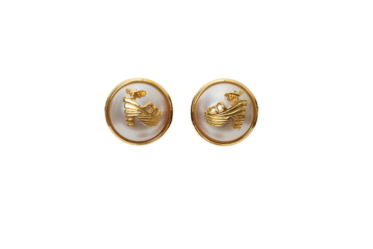 VINTAGE SALVATORE FERRAGAMO PEARL AND SHOE EARRINGS - Vintage Paris VINTAGE SALVATORE FERRAGAMO PEARL AND SHOE EARRINGS - Vintage Paris