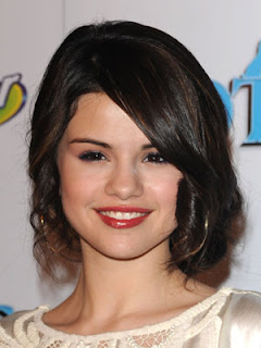 Selena Gomez Round Face Shape Haircut Photo