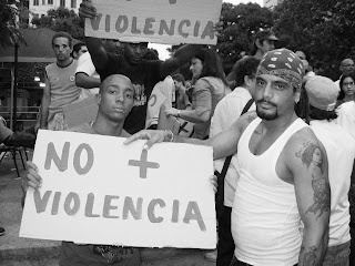 Ayer, en la Calle 23, jóvenes cubanos manifestándose por la no violencia Imagen+324-768360