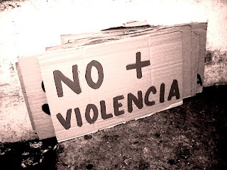 Ayer, en la Calle 23, jóvenes cubanos manifestándose por la no violencia Imagen+372-799541