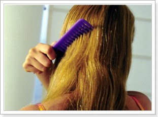 Por las manos la loción para los cabellos contra la caída de los cabello