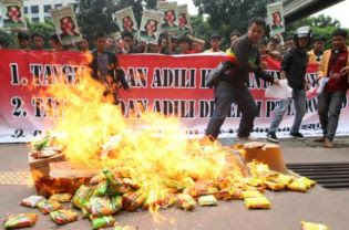 pembakaran indomie