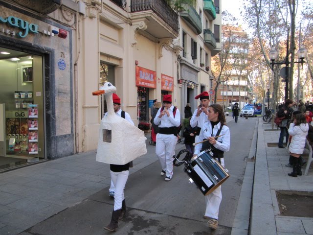 L'Oca de Malla fent cercavila per la Rambla del Poble Nou