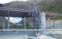 Le bronze de Sir Edmund Hillary face au Musée qui lui est consacré au Mont Cook