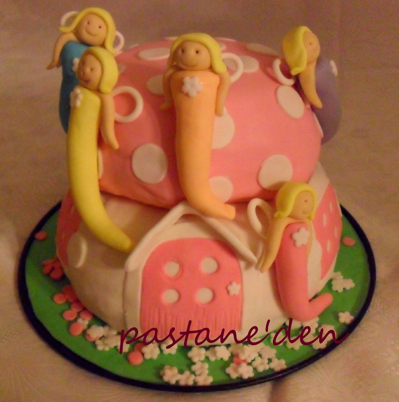 Pastaneden Nehir�in Mantar Ev Pastası