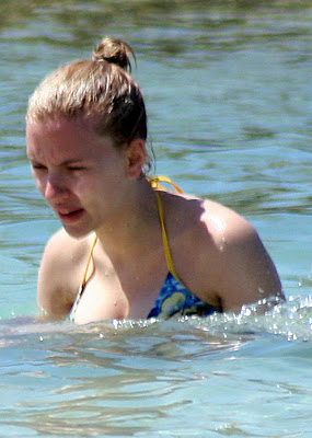 Scarlett Johansson looks fantastic in a bikini Scarlett Johansson looks fantastic in a bikini