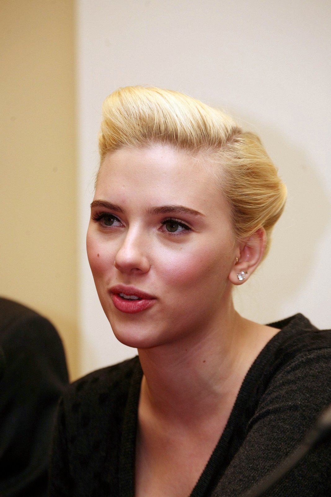 http://2.bp.blogspot.com/_xWe6Mfhdshk/TMRyMhVR2-I/AAAAAAAAbNQ/0e3wB8FNhhA/s1600/Scarlett_Johansson_10100009.jpg